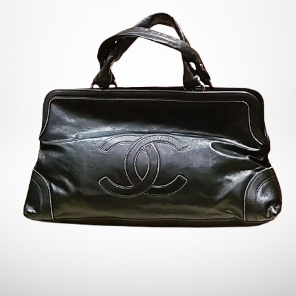 Gorgeous CHANEL handbag w/ large CC logo. Black shiny leather monili metal trim - Picture 1 of 16